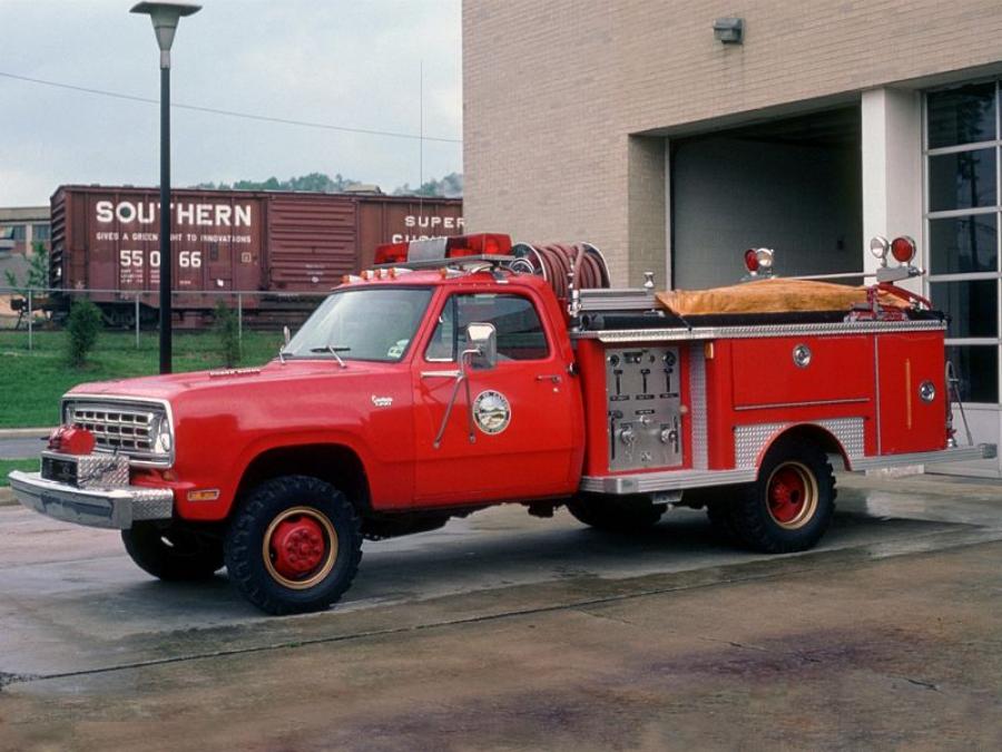  Dodge W300 Power Wagon E-ONE Minipumper 1977 года  (фото 1 из 1)